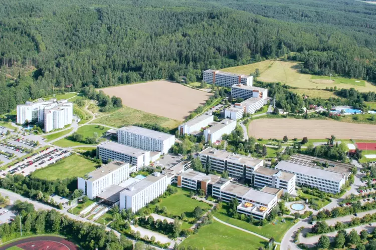 Gezielte Förderung, mehr Chancen, klarere Karriereperspektiven: Bayerns größter privater Weiterbildungscampus will künftig in einem neuen im Freistaat einzigartigen „Kompetenzzentrum Wirtschaft“ Arbeitnehmer und Unternehmen beim lebenslangen Lernen stärke Gezielte Förderung, mehr Chancen, klarere Karriereperspektiven: Bayerns größter privater Weiterbildungscampus will künftig in einem neuen im Freistaat einzigartigen „Kompetenzzentrum Wirtschaft“ Arbeitnehmer und Unternehmen beim lebenslangen Lernen stärker unterstützen. Fotos: Eckert Schulen