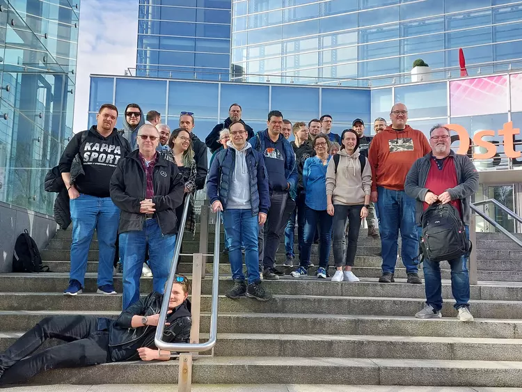 Ein Gruppenfoto vor der Messehalle in Nürnberg.