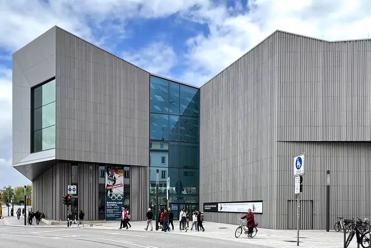 Modernes Museumsgebäude des Hauses der Bayerischen Geschichte in Regensburg mit markanter Architektur aus Beton und Glas unter bewölktem Himmel.