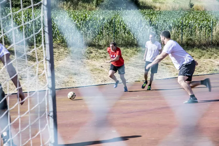 Heiß her ging's zum Sportfest 2019 unter anderem auch am hauseigenen Hartplatz: Mehrere Teams dribbelten dort im Soccer-Turnier um den ersten Platz - die "Nachbarn" zeigten am Beachvolleyball-Platz ihr Können