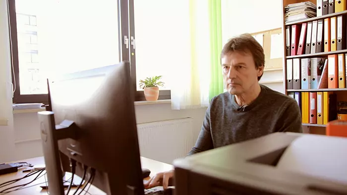 Hubert Döllinger (Fachbereichsleiter Elektrotechnik an der Dr. Eckert Akademie) versorgt seine Studierenden aktuell mit digitalen Unterrichtsinhalten. Hubert Döllinger (Fachbereichsleiter Elektrotechnik an der Dr. Eckert Akademie) versorgt seine Studierenden aktuell mit digitalen Unterrichtsinhalten.