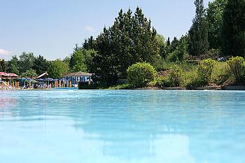 Türkisblaues Wasser lädt zum Schwimmen und Planschen ein