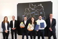 Alexander Eckert Freiherr von Waldenfels (Vorstandsvorsitzender, zweiter von links), Alexander Schubert (Vorstand Bereich Finanzen, Kommunikation, Organisation, rechts) und Anna Meyer (Leitung Personalmanagement, links) gratulierten den drei Absolventen z Alexander Eckert Freiherr von Waldenfels (Vorstandsvorsitzender, zweiter von links), Alexander Schubert (Vorstand Bereich Finanzen, Kommunikation, Organisation, rechts) und Anna Meyer (Leitung Personalmanagement, links) gratulierten den drei Absolventen zum bestandenen Abschluss. (Foto: Eckert Schulen)