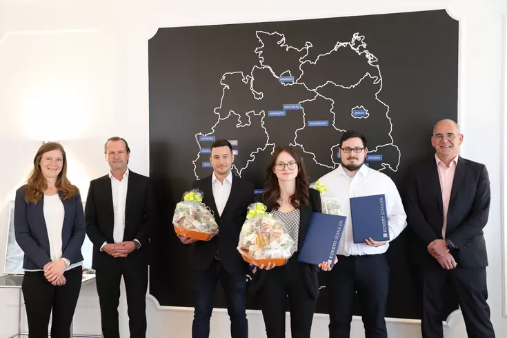 Alexander Eckert Freiherr von Waldenfels (Vorstandsvorsitzender, zweiter von links), Alexander Schubert (Vorstand Bereich Finanzen, Kommunikation, Organisation, rechts) und Anna Meyer (Leitung Personalmanagement, links) gratulierten den drei Absolventen z Alexander Eckert Freiherr von Waldenfels (Vorstandsvorsitzender, zweiter von links), Alexander Schubert (Vorstand Bereich Finanzen, Kommunikation, Organisation, rechts) und Anna Meyer (Leitung Personalmanagement, links) gratulierten den drei Absolventen zum bestandenen Abschluss. (Foto: Eckert Schulen)