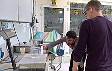 …über spezielle Analysen & Tests des Werkstoffs im Labor…