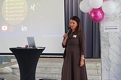 Marketingleiterin Andrea Radlbeck hält Eröffnungsrede.