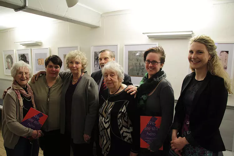 (v.l.n.r.) Lisa Miková (KZ-Überlebende), Stefanie Busch, Jana Zimmer, Dr. Michael Düsing (RBZ Freiberg), Helga Hošková, Ramona Lieschke (Regionalleiterin), Anna Kutzsche (RBZ Freiberg) (v.l.n.r.) Lisa Miková (KZ-Überlebende), Stefanie Busch, Jana Zimmer, Dr. Michael Düsing (RBZ Freiberg), Helga Hošková, Ramona Lieschke (Regionalleiterin), Anna Kutzsche (RBZ Freiberg)