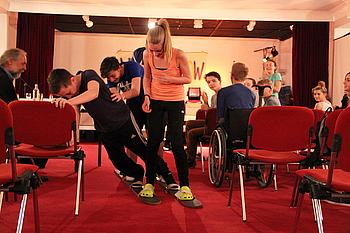 Zwei Ski für vier Personen: Hier ist erneut Teamwork gefragt. Zwei Ski für vier Personen: Hier ist erneut Teamwork gefragt.