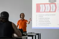 Studierende der Fachrichtung Maschinenbau verfolgen den Vortrag zu thermoplastischen Faserverbundwerkstoffen und Hybridstrukturen.