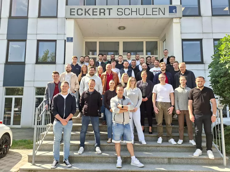 Gruppenbild mit den 37 Teilnehmenden, die einen Teilzeit-Industriemeister starten.