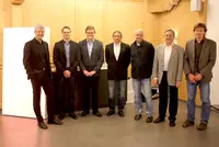 (v.l.n.r) Markus-Johannes Zimmermann (Geschäftsführer der Dr. Robert Eckert Akademie), das Projektteam Rainer Pfaller, Daniel Sippl und Thomas Sellerer, Manfred Zachmeier (Geschäftsführer der Guttenberger Lichtwerbung), Dozent und Projektbetreuer Johann Niedermeier und Hubert Döllinger (Fachbereichsleiter Elektrotechnik)