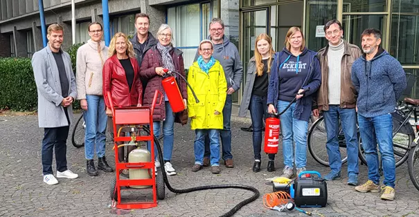 Von links nach rechts: Fachkraft für Arbeitssicherheit Herr Reimann, Frau Reimann, Frau Fork, Herr Neveling, Regionalleitung Frau Roolf, Frau Buschmann, Herr Lorenz, Frau Singer, Frau Rickel, Herr Döring, Fachbereichsleiter Personal Herr Weigert Von links nach rechts: Fachkraft für Arbeitssicherheit Herr Reimann, Frau Reimann, Frau Fork, Herr Neveling, Regionalleitung Frau Roolf, Frau Buschmann, Herr Lorenz, Frau Singer, Frau Rickel, Herr Döring, Fachbereichsleiter Personal Herr Weigert
