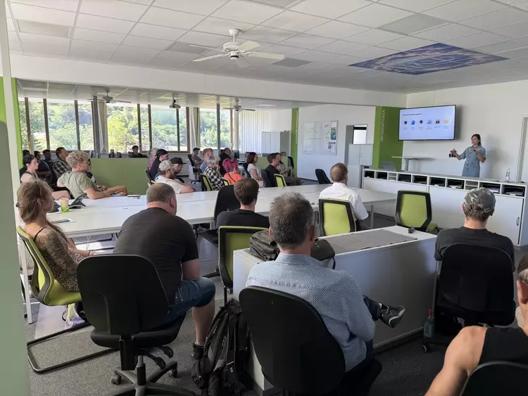 Teilnehmende der Fachrichtungen E-Commerce und Mediengestaltung verfolgen eine Präsentation des Social-Media-Teams der Eckert Schulen in der Übungsfirma.