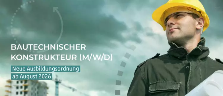 Mann mit gelbem Bauhelm und Bauplänen vor einer Baustelle. Im Bild steht „Bautechnischer Konstrukteur (m/w/d)“ sowie der Hinweis auf die neue Ausbildungsordnung ab August 2026.