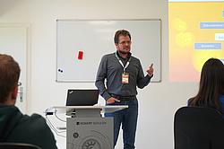 Dozent erklärt Programm der VR-Brille.