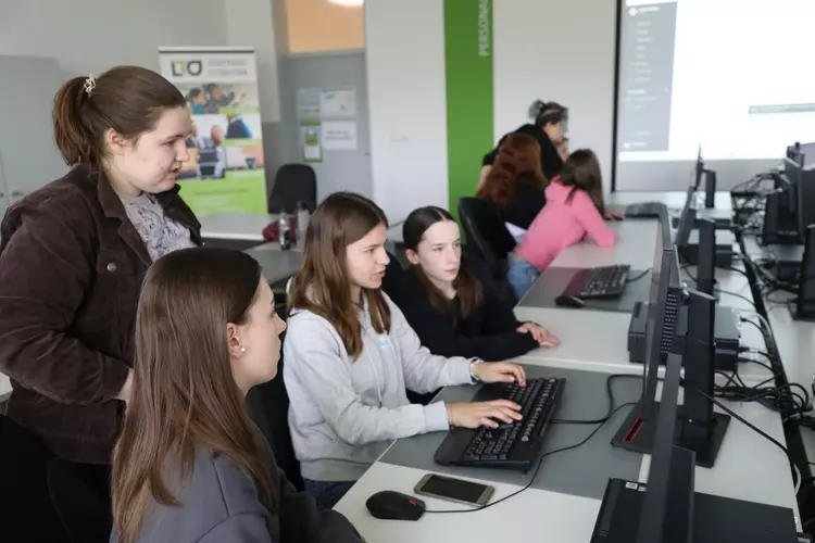 Dieses Jahr schnupperten insgesamt 19 Mädchen in die Berufsfelder „Kauffrau im E-Commerce“ und „Staatlich geprüfte Technikerin“. Foto: Eckert Schulen Dieses Jahr schnupperten insgesamt 19 Mädchen in die Berufsfelder „Kauffrau im E-Commerce“ und „Staatlich geprüfte Technikerin“. Foto: Eckert Schulen
