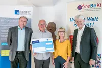 Für Thomas Hönig (li.) und Markus Johannes Zimmermann (re.) von den Eckert Schulen ist die Spende an KreBeKi eine Herzensangelegenheit. Umso größer ist die Freude bei Inge Pfülb und Ludwig Faltermeier über den unverhofften Geldsegen. Für Thomas Hönig (li.) und Markus Johannes Zimmermann (re.) von den Eckert Schulen ist die Spende an KreBeKi eine Herzensangelegenheit. Umso größer ist die Freude bei Inge Pfülb und Ludwig Faltermeier über den unverhofften Geldsegen.