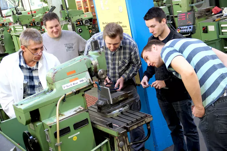 Die Teilnehmer des Pilot-Praxisstudiengangs für Studienabbrecher absolvieren auch ein Praktikum in der Mechanischen Werkstatt der Eckert Schulen. Foto: Eckert Schulen Die Teilnehmer des Pilot-Praxisstudiengangs für Studienabbrecher absolvieren auch ein Praktikum in der Mechanischen Werkstatt der Eckert Schulen. Foto: Eckert Schulen