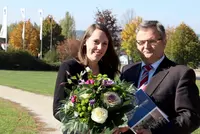 Leiter des DIPLOMA-Studienzentrums der Eckert Schulen in Regenstauf, Dr. Walter Hönig, gratuliert seiner Einser-Absolventin Magalie Ségas zum hervorragenden Abschluss als Bachelor of Arts Medizinalfachberufe. Leiter des DIPLOMA-Studienzentrums der Eckert Schulen in Regenstauf, Dr. Walter Hönig, gratuliert seiner Einser-Absolventin Magalie Ségas zum hervorragenden Abschluss als Bachelor of Arts Medizinalfachberufe.
