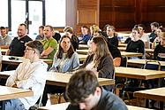 Neue Teilnehmerinnen und Teilnehmer der Technikerschule bei der gemeinsamen Begrüßung zum Semesterstart.