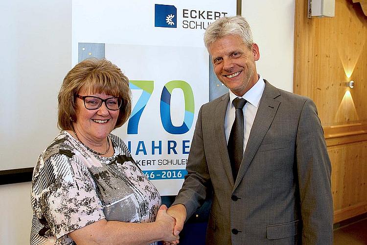 Besonderen Dank sprach Zimmermann Sonja Hastreiter aus, stellvertretend für die fleißigen Spender des Theaterkreises Dompfarrei.