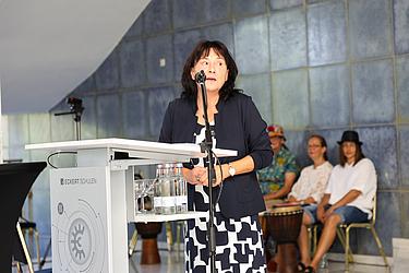 Impressionen von der feierlichen Semesterabschlussfeier am Campus Regenstauf mit Absolventinnen und Absolventen, Ehrengästen, Auszeichnungen und musikalischen Beiträgen.