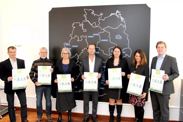 Das Projektteam des neueingeführten Energiemanagementsystems beim Start der Kampagne PowerSaving: (V.l.n.r.) Markus Neumüller (Prokurist der Eckert Holding und Energiemanagementbeauftragter), Andreas Baumgärtner (Leiter des Baubüros), Gerlinde Hagedorn-Lo Das Projektteam des neueingeführten Energiemanagementsystems beim Start der Kampagne PowerSaving: (V.l.n.r.) Markus Neumüller (Prokurist der Eckert Holding und Energiemanagementbeauftragter), Andreas Baumgärtner (Leiter des Baubüros), Gerlinde Hagedorn-Lohr (Qualitätsbeauftragte), Alexander Eckert Freiherr von Waldenfels (Vorstandsvorsitzender der Eckert Unternehmensgruppe), Silvia Pfeffer (Leiterin der Immobilienverwaltung), Andrea Radlbeck (Marketingleiterin) und Michael Weinelt (Mitglied des Vorstandes).