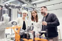 Derzeit absolviert der erste Jahrgang bei Continental in Frankfurt die passgenaue Weiterbildung zum Automotive-Software-Techniker ab — ein Berufsbild, das es bisher nicht gab. Foto: Continental AG Derzeit absolviert der erste Jahrgang bei Continental in Frankfurt die passgenaue Weiterbildung zum Automotive-Software-Techniker ab — ein Berufsbild, das es bisher nicht gab. Foto: Continental AG