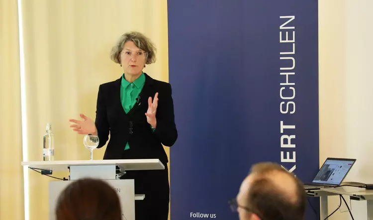 Uta Anders, die erste Frau im Vorstand der Krones AG, rät anderen Unternehmen, die sich auf den Weg hin zu mehr Diversity machen, zu drei Dingen: zum Netzwerken und zum Austausch miteinander, zu realistischen Zielen und zu einem Vorgehen Schritt für Schri Uta Anders, die erste Frau im Vorstand der Krones AG, rät anderen Unternehmen, die sich auf den Weg hin zu mehr Diversity machen, zu drei Dingen: zum Netzwerken und zum Austausch miteinander, zu realistischen Zielen und zu einem Vorgehen Schritt für Schritt. Foto: Eckert Schulen