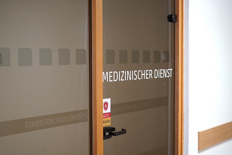 Tür mit der Aufschrift "Medizinischer Dienst".