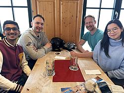 Mehrere Teilnehmende der Rotary Skimeisterschaft Indoor in der Hütte sitzen gesellig zusammen - sie lachen und sind fröhlich. Mehrere Teilnehmende der Rotary Skimeisterschaft Indoor in der Hütte sitzen gesellig zusammen - sie lachen und sind fröhlich.