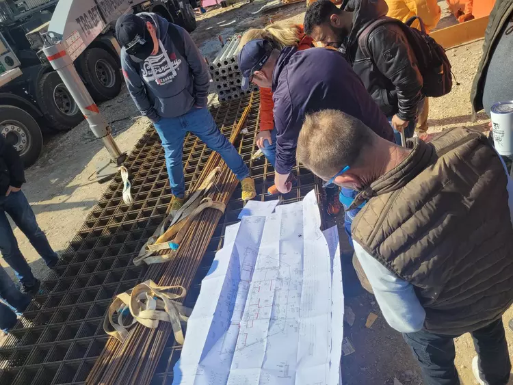 Angehende Bauzeichner des BFWs Eckert nehmen Bauplan einer Baustelle genauer unter die Lupe