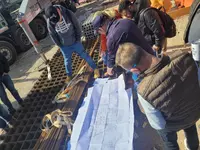 Angehende Bauzeichner des BFWs Eckert nehmen Bauplan einer Baustelle genauer unter die Lupe