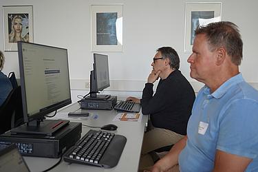 Teilnehmende testen das Programm Moodle am PC