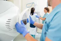 Kern des neuen Modells mit dem Namen „GehaltVoll“ sind eine mögliche Festanstellung in einer der Partnerkliniken und damit ein festes und regelmäßiges Gehalt. Mehr Informationen über Bewerbung und Fördermöglichkeiten: www.eckert-schulen.de/medizin. Kern des neuen Modells mit dem Namen „GehaltVoll“ sind eine mögliche Festanstellung in einer der Partnerkliniken und damit ein festes und regelmäßiges Gehalt. Mehr Informationen über Bewerbung und Fördermöglichkeiten: www.eckert-schulen.de/medizin.