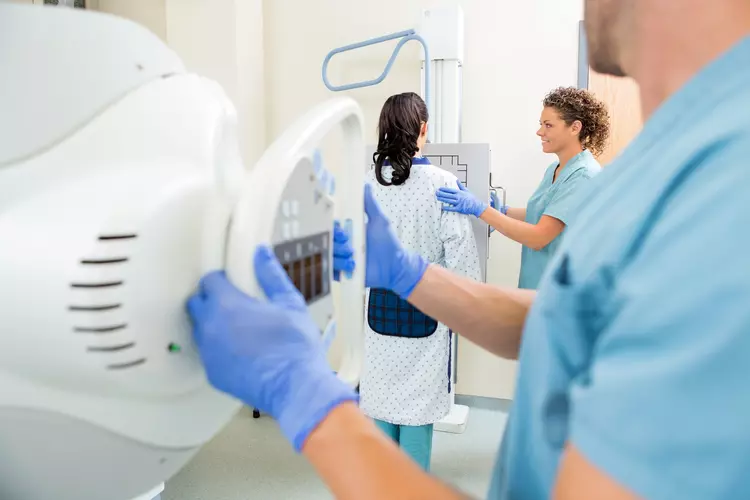 Kern des neuen Modells mit dem Namen „GehaltVoll“ sind eine mögliche Festanstellung in einer der Partnerkliniken und damit ein festes und regelmäßiges Gehalt. Mehr Informationen über Bewerbung und Fördermöglichkeiten: www.eckert-schulen.de/medizin. Kern des neuen Modells mit dem Namen „GehaltVoll“ sind eine mögliche Festanstellung in einer der Partnerkliniken und damit ein festes und regelmäßiges Gehalt. Mehr Informationen über Bewerbung und Fördermöglichkeiten: www.eckert-schulen.de/medizin.