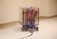Die selbstfahrende Schultasche „Elektrofiffy“ überzeugte bei ihren ersten Fahrten. Die selbstfahrende Schultasche „Elektrofiffy“ überzeugte bei ihren ersten Fahrten.