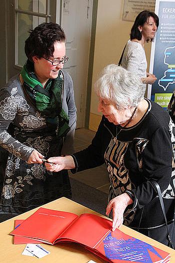 Regionalleiterin Ramona Lieschke im Gespräch mit Helga Hošková