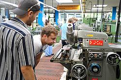 Studierende der Maschinenbautechnik arbeiten während der HOP-Woche 2026 gemeinsam an praxisnahen technischen Projekten.