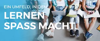 Ein Umfeld, in dem Lernen Spaß macht - Mobilversion Gruppe junger Menschen beim gemeinsamen Lernen – Text: „Ein Umfeld, in dem Lernen Spaß macht“