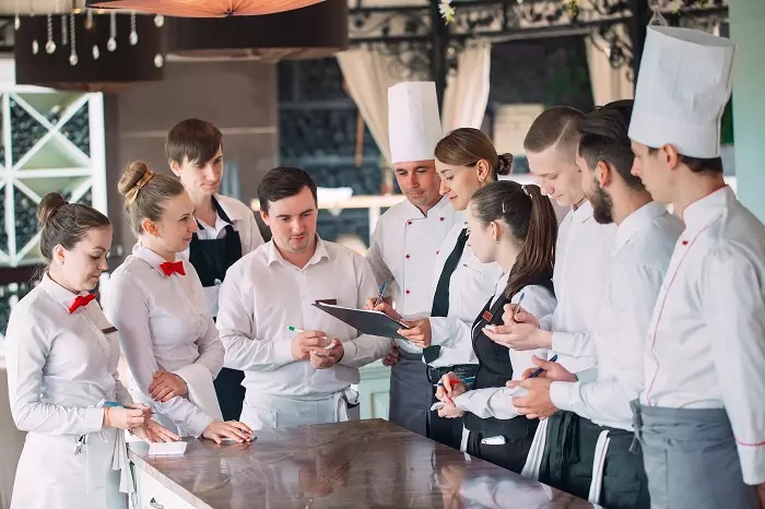 Eine Karriere als Bankettleiterin ist eine der vielen Berufsoptionen, die Hotelbetriebswirten offenstehen. Die Eckert Hotelfachschulen öffnen die Weiterbildung jetzt für Abiturienten und Fachabiturienten mit Gastro-Erfahrung. (Foto: Eckert Schulen/Fotolia Eine Karriere als Bankettleiterin ist eine der vielen Berufsoptionen, die Hotelbetriebswirten offenstehen. Die Eckert Hotelfachschulen öffnen die Weiterbildung jetzt für Abiturienten und Fachabiturienten mit Gastro-Erfahrung. (Foto: Eckert Schulen/Fotolia)