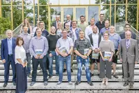 Zur Absolventenfeier im Juli 2019 strahlten die 27 Jahrgangsbesten des Berufsförderungswerks Eckert mit den Ehrengästen ganz besonders. Zur Absolventenfeier im Juli 2019 strahlten die 27 Jahrgangsbesten des Berufsförderungswerks Eckert mit den Ehrengästen ganz besonders.