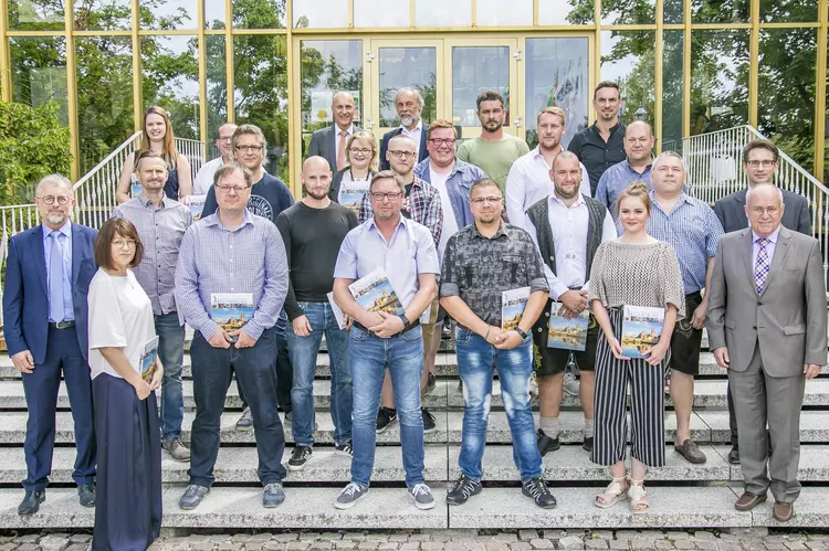 Zur Absolventenfeier im Juli 2019 strahlten die 27 Jahrgangsbesten des Berufsförderungswerks Eckert mit den Ehrengästen ganz besonders. Zur Absolventenfeier im Juli 2019 strahlten die 27 Jahrgangsbesten des Berufsförderungswerks Eckert mit den Ehrengästen ganz besonders.