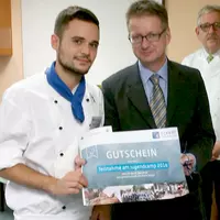 Schulleiter der Hotelfachschule der Eckert Schulen, Walter Stöhr überreicht Philipp Petschel vom Kolpinghaus Regensburg den Gutschein zur Teilnahme am Köche-Camp 2016