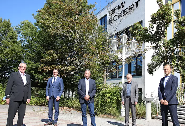 Christian Vogel (Direktor des BFW Dortmund, 2. von links) mit Thomas Skowronek (Geschäftsführer des Regionalen Bildungszentrums und Fernlehrinstituts der Eckert Schulen, links), Stephan Koller (Kaufmännischer Leiter des Regionalen Bildungszentrums und Fernlehrinstituts der Eckert Schulen, mittig), Friedrich Reiner (Geschäftsführer des BFW Eckert, 2. von rechts) und Friedrich Geiger (Leiter der Fachdienste am BFW Eckert, rechts).