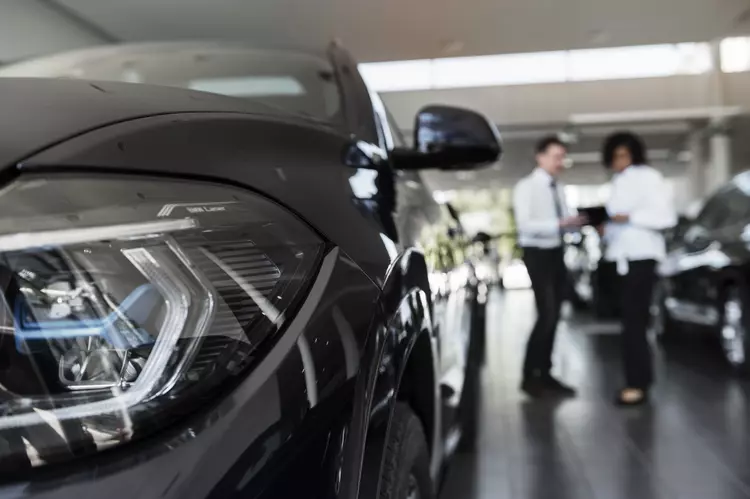 Frau genießt ihre finanzielle Unabhängigkeit beim Autokauf. Stockfoto im Hinblick auf Kooperation mit BMW Group.