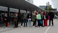 Die angehenden Mediengestalterinnen und Mediengestalter der Eckert Schulen stehen gemeinsam vor dem Messegelände in München. Gut gelaunt und voller Neugier starten sie in einen spannenden Exkursionstag – ein Tag voller Inspiration, Designtrends und fachlichem Austausch.