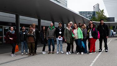 Die angehenden Mediengestalterinnen und Mediengestalter der Eckert Schulen stehen gemeinsam vor dem Messegelände in München. Gut gelaunt und voller Neugier starten sie in einen spannenden Exkursionstag – ein Tag voller Inspiration, Designtrends und fachlichem Austausch.
