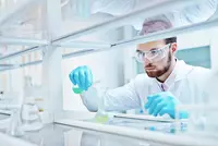 Sie gelten als „rechte Hand“ von Medizinern und tragen im Praxis- und Klinikalltag große Verantwortung: Laboratoriums- und Radiologieassistenten. Durch die neue staatliche Förderung wird diese Berufsgruppe weiter gestärkt. Sie gelten als „rechte Hand“ von Medizinern und tragen im Praxis- und Klinikalltag große Verantwortung: Laboratoriums- und Radiologieassistenten. Durch die neue staatliche Förderung wird diese Berufsgruppe weiter gestärkt.