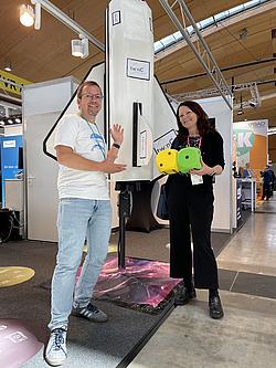 Zwei Teilnehmende der Eckert Schulen bei der LearnTec. 